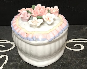 Vintage herzförmige Gitter Trinket Box Blumenmuster mit rosa und lila Trim