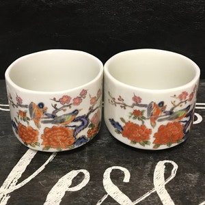 Xícaras de chá de saquê vintage com design de flores e pássaros de porcelana e conjunto de duas peças pintadas à mão