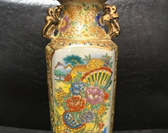 Vintage gouden Chinese handgeschilderde decoratieve porseleinen vaas