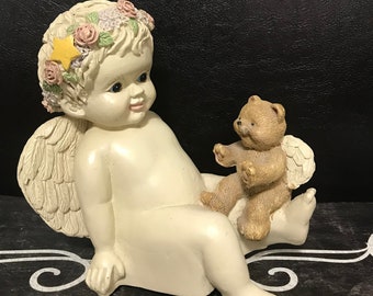 Angelo bambino vintage con un angelo orso seduto su un carillon sulla gamba