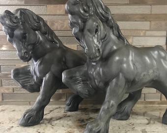 Preciosa pareja de caballos grises de cerámica, figuras coleccionables de sementales hechos a mano, decoración (28 cm de largo x 10 cm de ancho x 25 cm de alto)