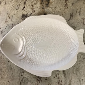 Portugal Fapor Design Simply White Fish Shaped Ceramic Plattet Decorative Serving Plate (16 Inches L’ X 12 Inches W’)