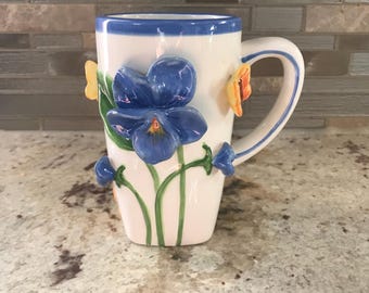 2005 Burton Spring reliëf blauwe bloemen en vlinder decoratieve mok voor verzamelobjecten (5 x 3 inch b)