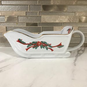 Tienshan Christmas Sleigh Holly Berries White Porcelain Gravy Boat Collectible Seasonal Decor With Gold Trim (10 Inches L’ X 4 Inches H’)