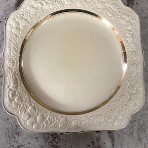 1930 England Crown Ducal Florentiner Quadratisch Weißes Blumenfrucht-Prägedesign mit Goldverzierungs-Servierplattentabletts, die Sammlerstücke servieren
