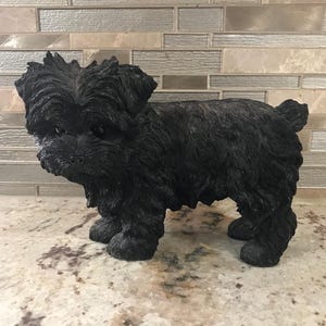 Escultura decorativa de Yorkshire Terrier negro, hecha a mano, de la vida real, estatua coleccionable (15 cm de alto x 20 cm de largo x 10 cm de ancho)