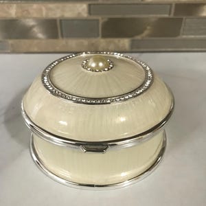 Pearl Round Silver Plated Cream Interior Velvet Interior Keepsake Jewelry Box (2 1/4 Inches H’ X 4 Inches W’)
