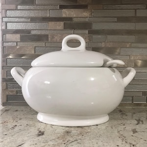 Blanc de Blanc Tabletops Unlimited Footed Soup Tureen With Lid And Ladle Stoneware Serving Bowl