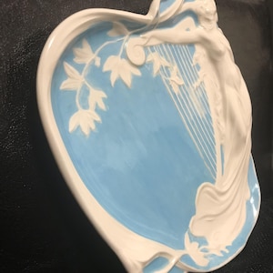 Maagd en harp visitekaartje aan de muur hangend lichtblauw wit met de hand geschilderd en vervaardigd kunstwerk, gesigneerd 82 CE (9 inch h' x 8 inch b')