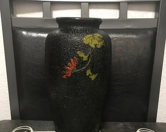 日本製の花瓶 手描き・手作り 質感のある黒 花柄 コレクター向け陶器