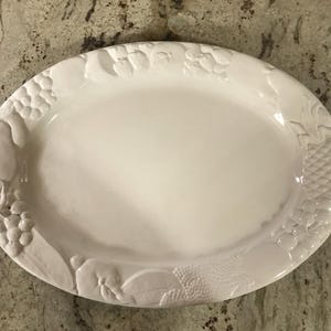 Gibson White Keramik Oval Trauben Apfel Obst Blätter Geprägte große Keramik Servierplatte Tablett Sammler Servierplatten