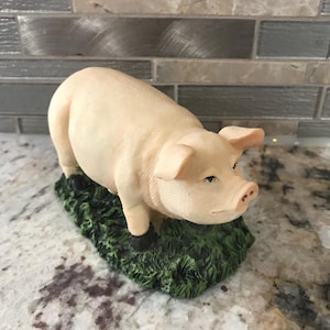 Super Cute Ceramic Piggy Statue Funny Pig Sculpture Collectible Figurine Decor On Grass (4 Inches L’ X 3  Inches H’)