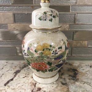 Japanische Seki Otagiri Deckelvase Floral und Pfau Handbemalt Beige mit Goldakzenten mit Crackle-Finish Ginger Glass mit Deckel