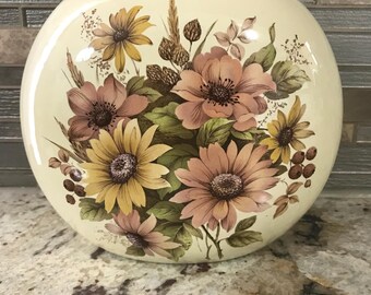 Vaso decorativo in ceramica gialla con motivo floreale giallo e rosa del 1983 (15 cm di altezza x 18 cm di lunghezza)