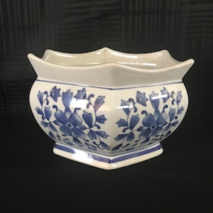 Large Asian Blue White Hand Painted Floral Leaves Design Footed Indoor Outdoor Planter Flower Pot (10 Inches W’ X 6 Inches H’)