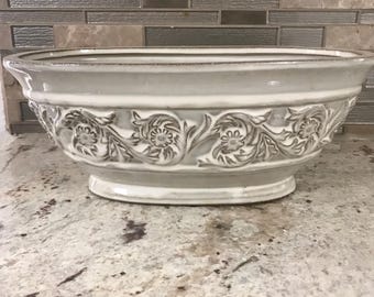 Ivory White Leaf Floral geprägte Keramik Indoor Outdoor Dekorative Blumentopf Nur (11 1/2 Zoll L 'X 6 Zoll B 'X 4 1/2 Zoll H)