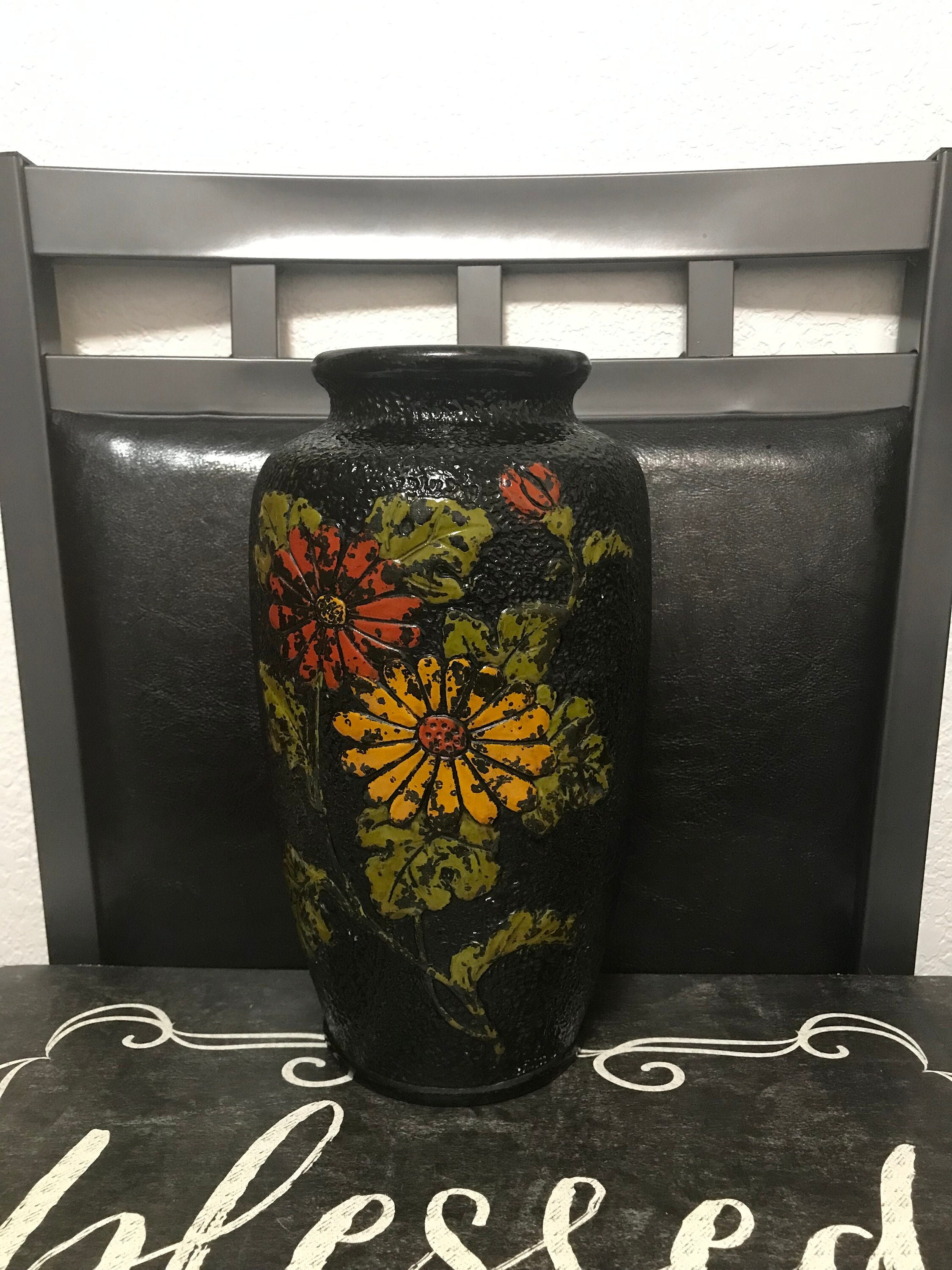 日本製の花瓶 手描き・手作り 質感のある黒 花柄 コレクター向け陶器