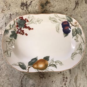 Vassoio da portata con bordo smerlato e decorazioni Muatard con motivo frutta e fiori del Charter Club Summer Grove del 1997 (14 pollici L' x 10 pollici W')