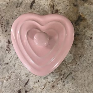 Bake Shop rosa hjärtformad dekorativ kakburk i keramik (5,8 cm H x 10,8 cm L x 10,8 cm B)