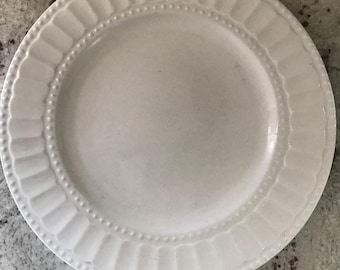 Plato redondo decorativo para ensalada Mainstay Ellenton con relieve de puntos blancos (19 cm)