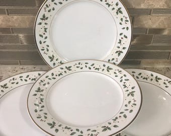Vier RSVP Holiday Vine China Hulstbessen Gouden Trim Fijn Porselein Elegant Kerst Decoratief Voorgerecht Dessertbord Set van 4 (8 inch)