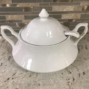 England White Footed Soup Tureen With Lid And  Ladle Ceramic Serving Bowl (11 Inches W’ X 9 Inches H’) With Top Of Lid