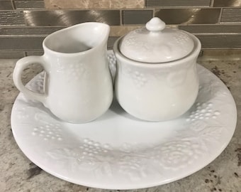 Drie Gibson wit fruit reliëf landschap patroon creamer en suikerpot met deksel en bord set van drie