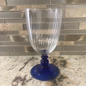 Copa de vino Luminarc Verrerie D&#39;Aroues, de vidrio soplado a mano con líneas transparentes y tallo esférico azul cobalto (18 cm de alto).
