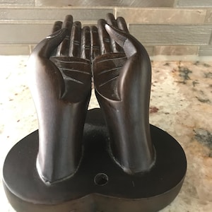 Rzeźba z otwartymi dłońmi, rzeźbiona w hebanowym czarnym drewnie, religijna, kolekcjonerska dekoracja, stojak w kształcie serca (15 cm dł. x 7,5 cm szer.)