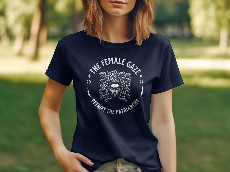 Camiseta feminista Medusa, camisa de mirada femenina empoderadora, petrificar el top patriarcado, derechos de las mujeres activistas imagen 3