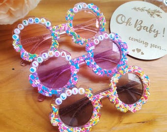 Occhiali da sole personalizzati per bambini con motivo girasole, decorati con zuccherini colorati e divertenti, ideali come bomboniere o per concerti, per bambini e neonati.