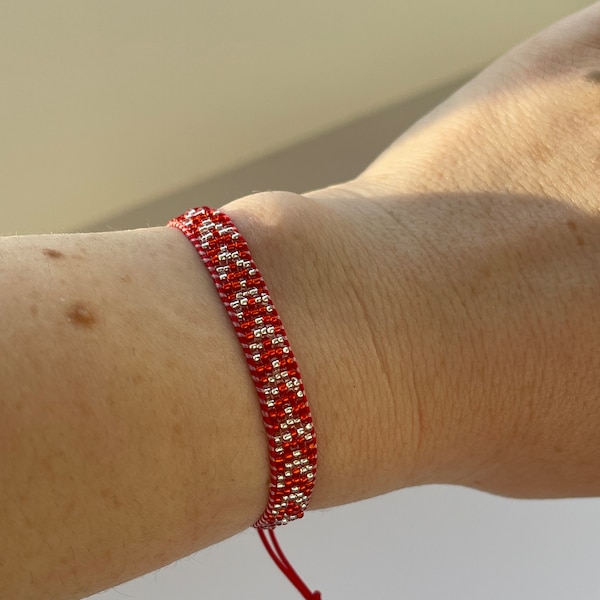 Bracelet coeur rouge avec perles sur métier à tisser, cadeau d'amour pour les mamans, cadeau d'amour pour les mamans Martisor Roumanie Baba Marta traditionnel, cadeau pour un ami