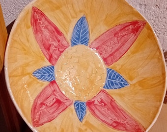 Assiette creuse, motifs gravés couleurs lumineuses