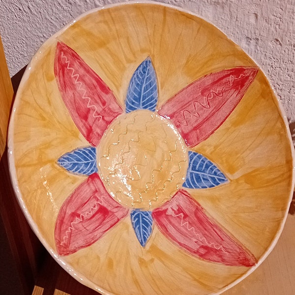 Assiette creuse, motifs gravés couleurs lumineuses