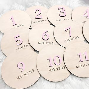 Marcador de hitos mensuales para bebé, discos de madera mensuales para fotos de bebé, tarjetas de hitos de madera, regalo para baby shower, letrero personalizado para bebé.