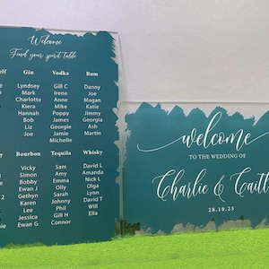 Peut inclure: Deux panneaux de mariage en acrylique avec des accents turquoise. L'un affiche des noms sous des catégories comme Gin et Vodka. L'autre dit "Bienvenue au mariage de Charlie & Caitlin" avec la date.