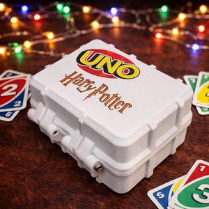 Caja para mazo de cartas UNO impresa en 3D - Serie Anime - Almacenamiento compacto para juegos / Organizador de viaje duradero / Caja segura para guardar cartas con tapa abatible / Noche de juegos