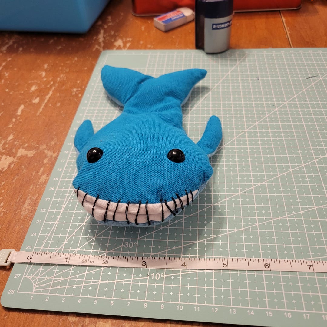 Peluche Sensorielle Baleine Fabriqu?�e ?� Partir De Mat?�riaux Seconde Main. Bien Pour Contr?�ler L 