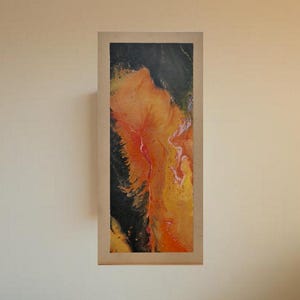Pintura acrílica fluida vertida. Sobre lienzo y soporte, 18 x 38,5 cm. Arte mural abstracto de llamas y fuego. Decoración única para el hogar.
