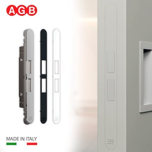 Könnte beinhalten: Drei Türgriffabdeckungen in Silber, Schwarz und Weiß. Die Abdeckungen sind aus Metall und haben eine rechteckige Form. Die Abdeckungen werden vor einem weißen Hintergrund gezeigt. Der Text "AGB" wird in roten Buchstaben oben im Bild angezeigt. Der Text "MADE IN ITALY" wird unten im Bild mit einer italienischen Flagge angezeigt.
