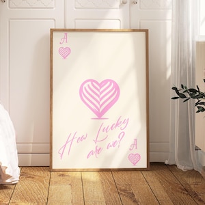 Pinkes Herz-Ass-Spielkarte druckbare Wandkunst: How Lucky Are We Print, Preppy Poster für Mädchen im Studentenwohnheim, Inspirationszitat Art