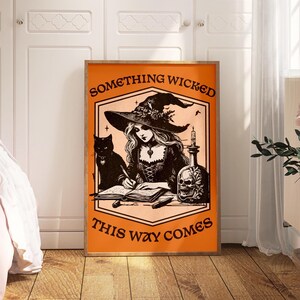 Può includere: Poster arancione con un'illustrazione in bianco e nero di una strega con un gatto nero e una bottiglia con un teschio. Il testo sul poster recita "Something Wicked This Way Comes."