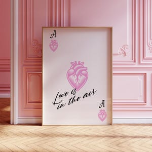 Roze harten aas speelkaart afdrukbare muurkunst: liefde hangt in de lucht Print, cadeau voor koppels, decor slaapzaal, liefde citaat kunst, minimalistisch