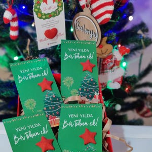 50 PCS Cartão-presente com logotipo corporativo de ano novo com bombas de sementes de flores silvestres plantáveis de papel reciclado em formato de estrela para funcionários e clientes