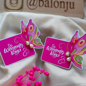 Regalo in grandi quantità per la Giornata internazionale della donna, 25 pezzi con orecchini di perle e diamanti e biglietto a forma di farfalla per regali aziendali, clienti e insegnanti