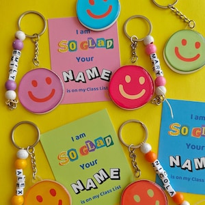 Cute Personalized Smiley Face Name Keychain, Custom Back to School Gift for Kids and Students, Perfect Graduation, Birthday Favors