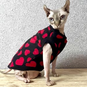 Herz Print Fleece Pullover für Katzen und kleine Hunde. Warmer Haustier Pullover für Sphynx, Chihuahua, Yorkie und andere Spielzeugrassen. Kleine Hundebekleidung.