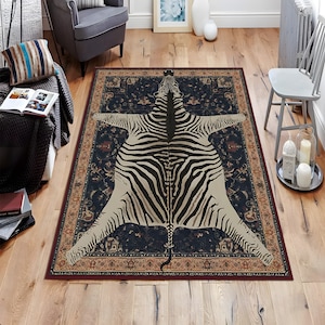 Puede incluir: Una alfombra de cebra en blanco y negro con fondo azul oscuro y borde rojo. La alfombra tiene un diseño persa tradicional.