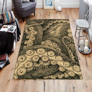 K&ouml;nnte beinhalten: Ein beige-schwarzer Teppich mit einem grafischen Druck eines Kraken mit Tentakeln. Der Krake ist im Vintage-Stil gezeichnet.