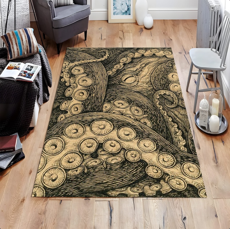 K&ouml;nnte beinhalten: Ein beige-schwarzer Teppich mit einem grafischen Druck eines Kraken mit Tentakeln. Der Krake ist im Vintage-Stil gezeichnet.